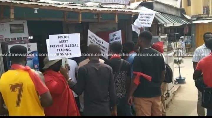 FACT-CHECK: Ghanaian trade union locks up foreign-owned shops in Koforidua?